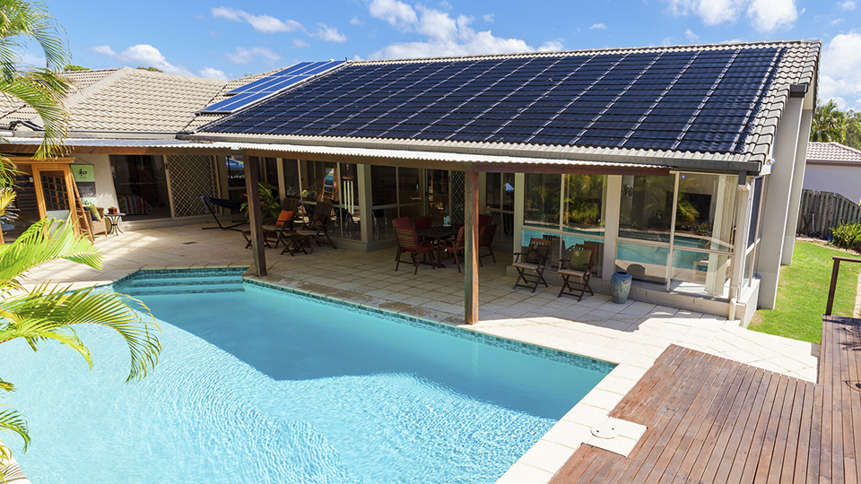 Calentar piscinas con placas solares